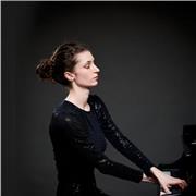 Pianiste concertiste et enseignante donne cours de piano tous âges tous niveaux